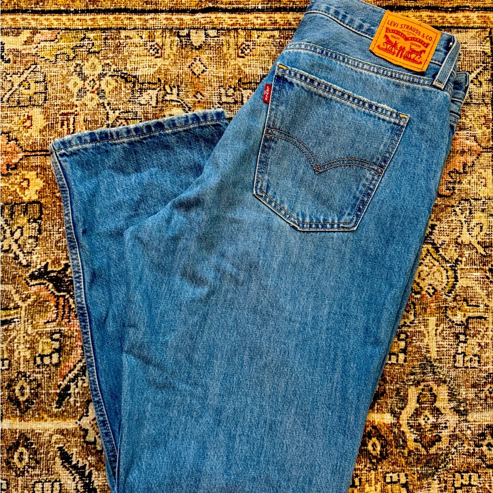 Levi's Women's Straight Leg Jeans in Medium Blue Denim